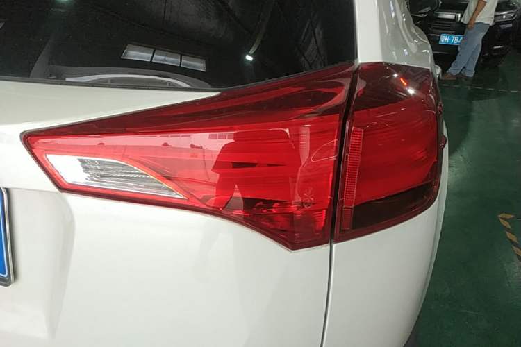 Used Toyota RAV4 2015 2.0L CVT Two-Wheel Drive Fashion Edition Right Rear Taillight