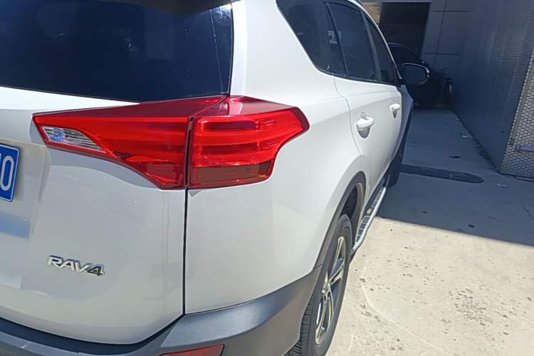 Used Toyota RAV4 2015 2.0L CVT Two-Wheel Drive Fashion Edition Right Rear Taillight