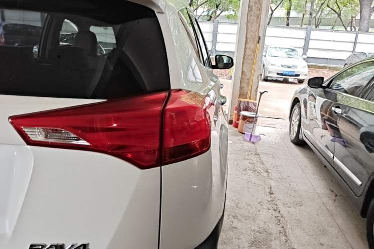 Used Toyota RAV4 2015 2.5L Automatic 4x4 Elite Edition Right Rear Taillight