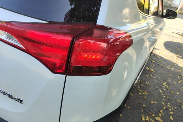 Used Toyota RAV4 2015 2.0L CVT Two-Wheel Drive Fashion Edition Right Rear Taillight