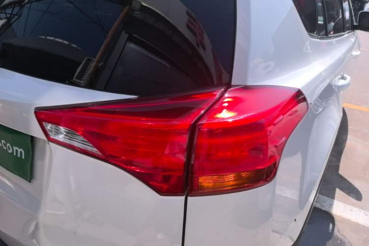 Used Toyota RAV4 2015 2.0L CVT Two-Wheel Drive Fashion Edition Right Rear Taillight