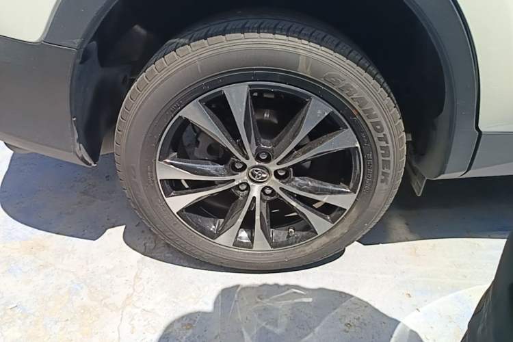 Used Toyota RAV4 2015 2.5L Automatic 4x4 Elite Edition Right Rear Wheel Hub