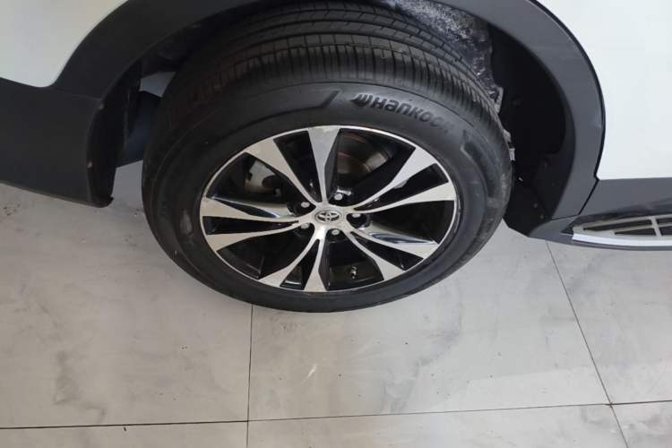 Used Toyota RAV4 2015 2.5L Automatic 4x4 Elite Edition Right Rear Wheel Hub