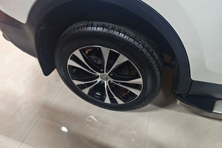 Used Toyota RAV4 2015 2.5L Automatic 4x4 Elite Edition Right Rear Wheel Hub