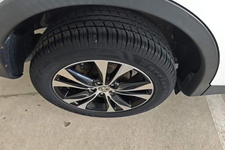 Used Toyota RAV4 2015 2.5L Automatic 4x4 Elite Edition Right Rear Wheel Hub