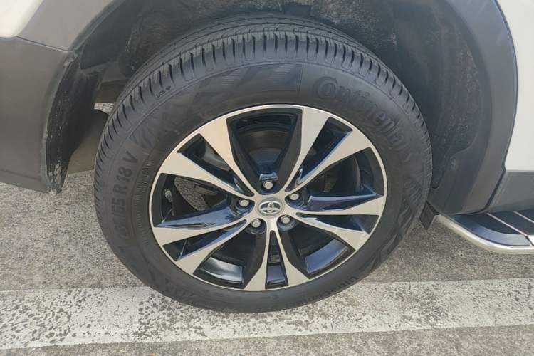 Used Toyota RAV4 2015 2.5L Automatic 4x4 Elite Edition Right Rear Wheel Hub