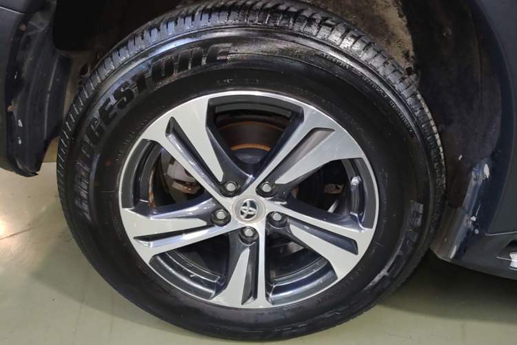 Used Toyota RAV4 2015 2.0L CVT Two-Wheel Drive Fashion Edition Right Rear Wheel Hub