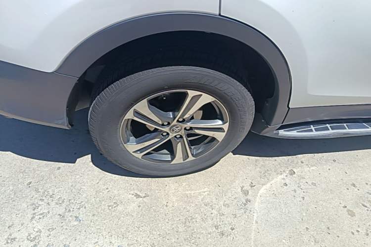 Used Toyota RAV4 2015 2.0L CVT Two-Wheel Drive Fashion Edition Right Rear Wheel Hub