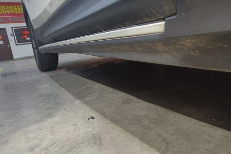 Used Toyota RAV4 2015 2.0L CVT Two-Wheel Drive Fashion Edition Right Side Sill
