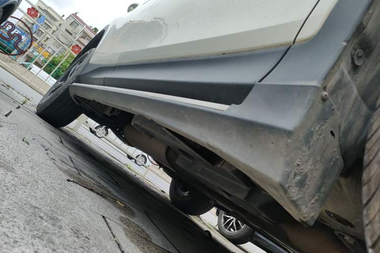 Used Toyota RAV4 2015 2.0L CVT Two-Wheel Drive Fashion Edition Right Side Sill