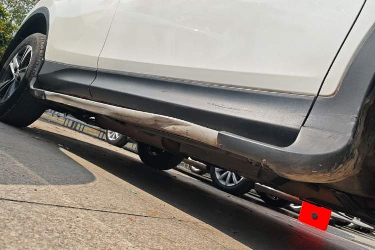 Used Toyota RAV4 2015 2.0L CVT Two-Wheel Drive Fashion Edition Right Side Sill