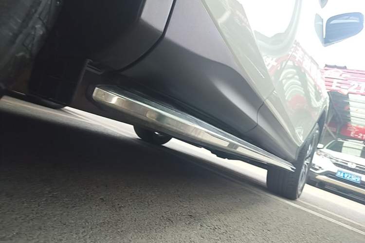 Used Toyota RAV4 2015 2.5L Automatic 4x4 Elite Edition Right Side Sill