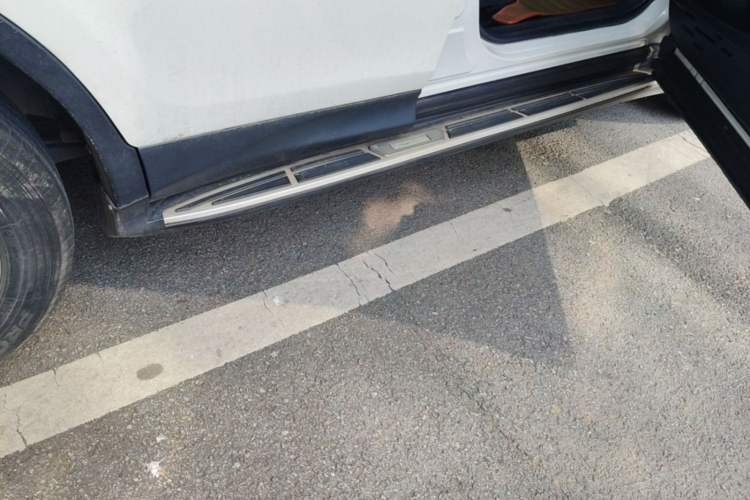 Used Toyota RAV4 2015 2.0L CVT Two-Wheel Drive Fashion Edition Right Side Sill