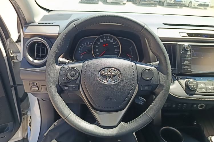 Used Toyota RAV4 2015 2.5L Automatic 4x4 Elite Edition Steering Wheel