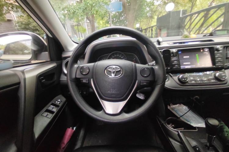 Used Toyota RAV4 2015 2.0L CVT Two-Wheel Drive Fashion Edition Steering Wheel