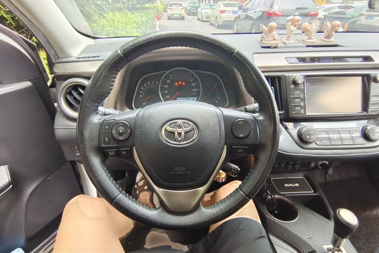 Used Toyota RAV4 2015 2.5L Automatic 4x4 Elite Edition Steering Wheel