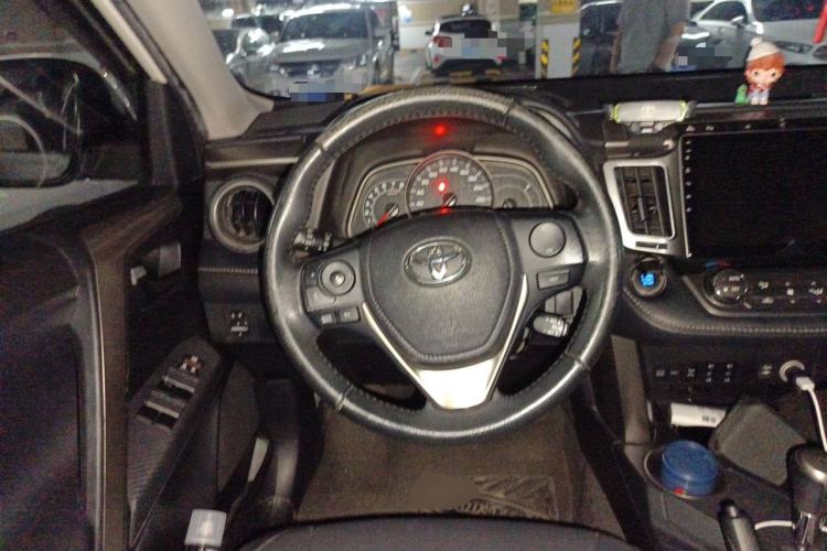 Used Toyota RAV4 2015 2.5L Automatic 4x4 Elite Edition Steering Wheel