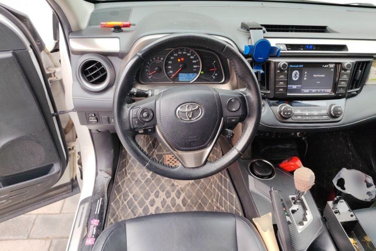 Used Toyota RAV4 2015 2.5L Automatic 4x4 Elite Edition Steering Wheel