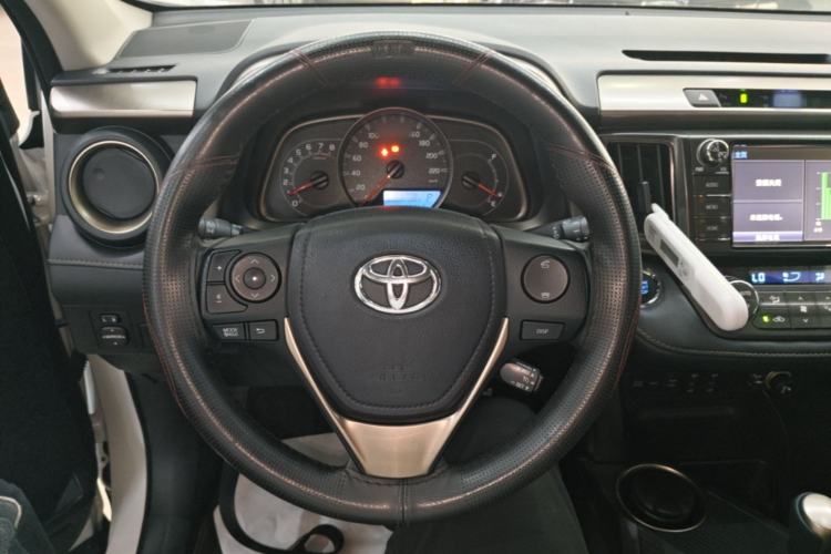 Used Toyota RAV4 2015 2.5L Automatic 4x4 Elite Edition Steering Wheel