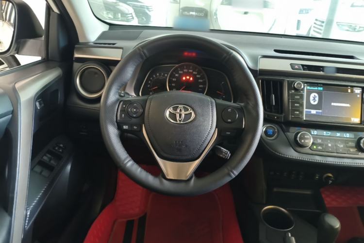 Used Toyota RAV4 2015 2.5L Automatic 4x4 Elite Edition Steering Wheel