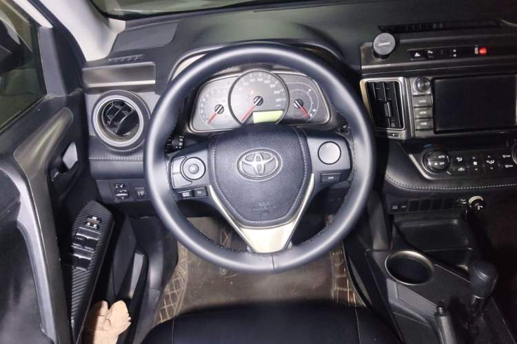 Used Toyota RAV4 2015 2.0L CVT Two-Wheel Drive Fashion Edition Steering Wheel