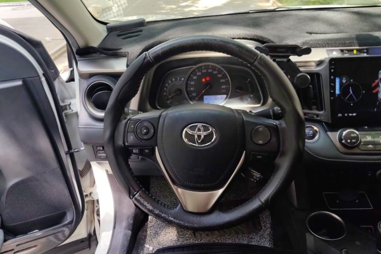 Used Toyota RAV4 2015 2.5L Automatic 4x4 Elite Edition Steering Wheel