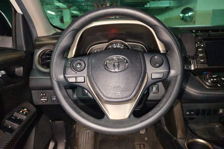 Used Toyota RAV4 2015 2.0L CVT Two-Wheel Drive Fashion Edition Steering Wheel