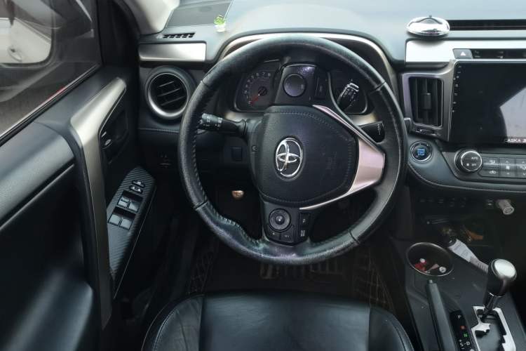 Used Toyota RAV4 2015 2.5L Automatic 4x4 Elite Edition Steering Wheel