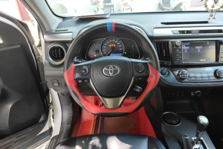 Used Toyota RAV4 2015 2.5L Automatic 4x4 Elite Edition Steering Wheel