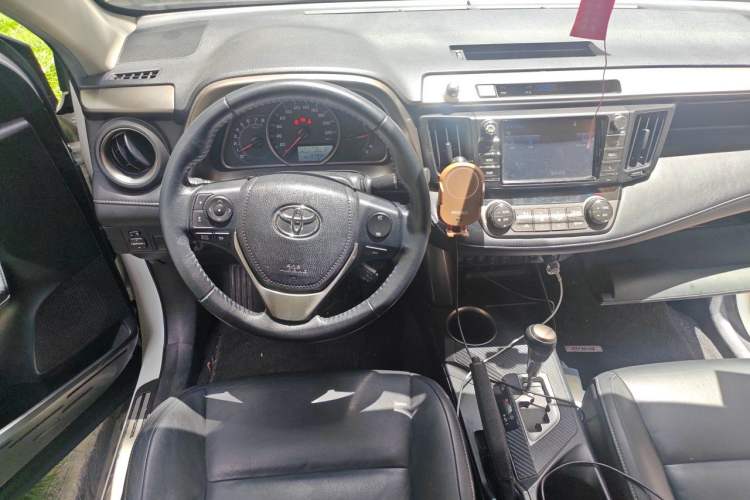 Used Toyota RAV4 2015 2.5L Automatic 4x4 Elite Edition Steering Wheel