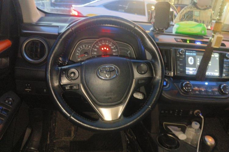 Used Toyota RAV4 2015 2.5L Automatic 4x4 Elite Edition Steering Wheel