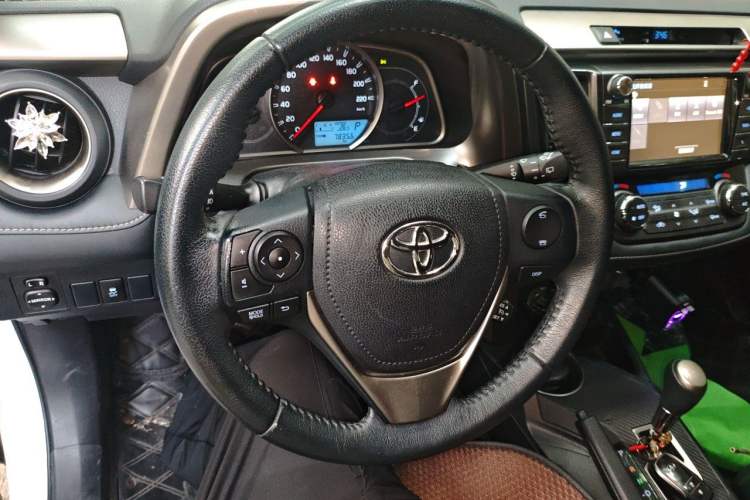 Used Toyota RAV4 2015 2.5L Automatic 4x4 Elite Edition Steering Wheel