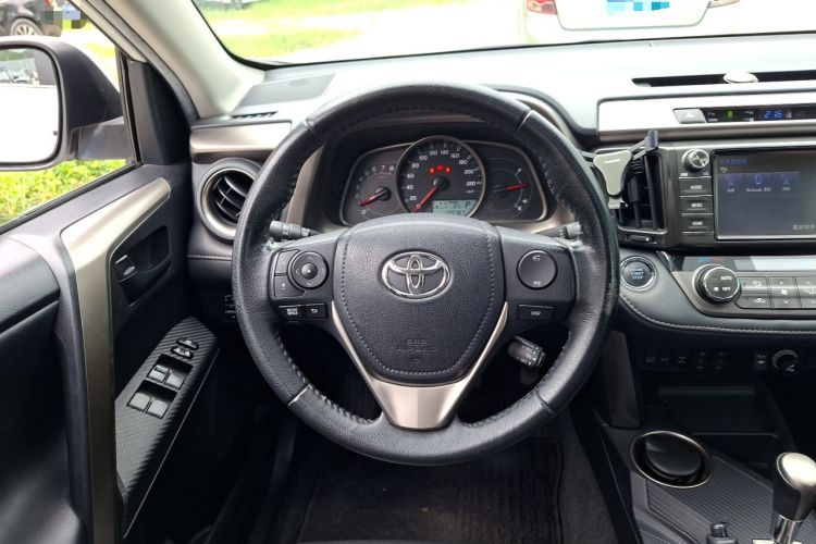 Used Toyota RAV4 2015 2.5L Automatic 4x4 Elite Edition Steering Wheel