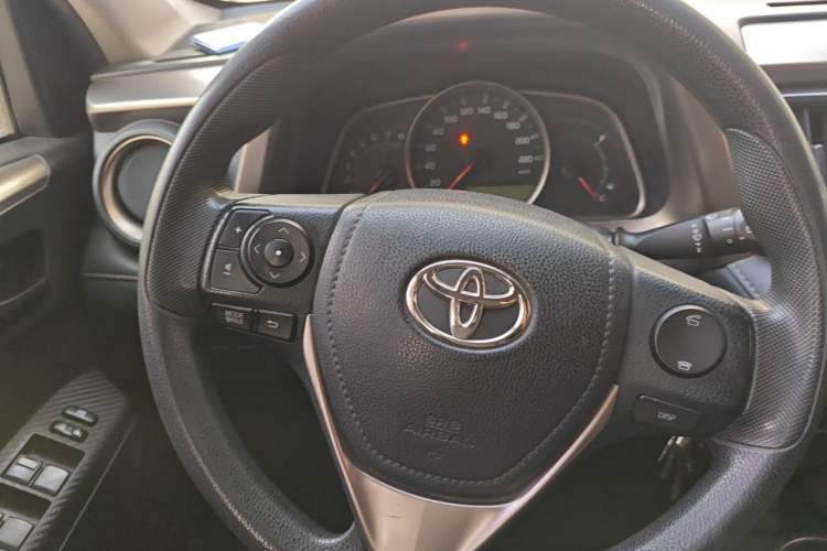Used Toyota RAV4 2015 2.0L CVT Two-Wheel Drive Fashion Edition Steering Wheel