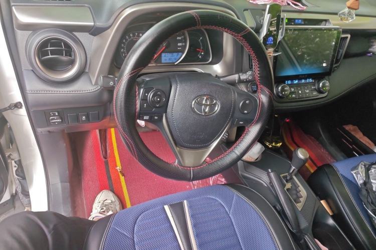 Used Toyota RAV4 2015 2.5L Automatic 4x4 Elite Edition Steering Wheel
