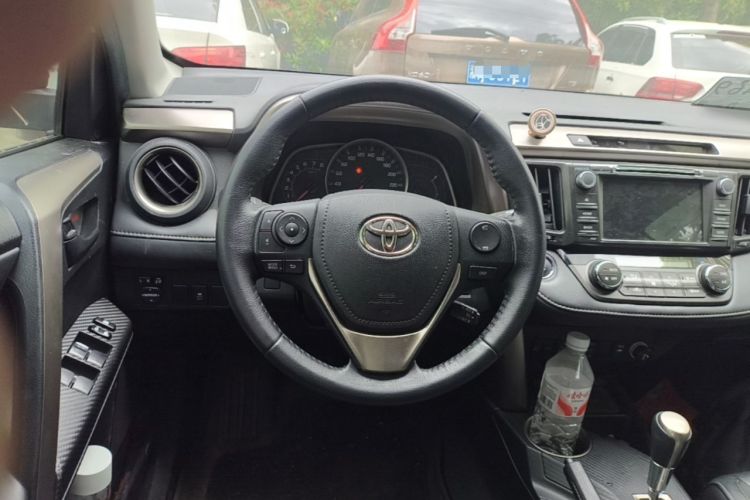 Used Toyota RAV4 2015 2.5L Automatic 4x4 Elite Edition Steering Wheel