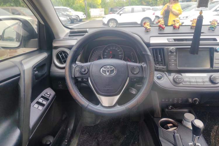 Used Toyota RAV4 2015 2.5L Automatic 4x4 Elite Edition Steering Wheel