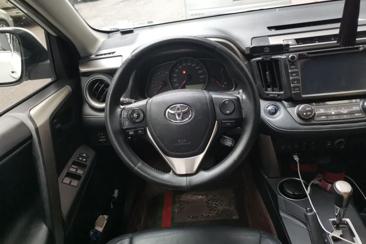 Used Toyota RAV4 2015 2.5L Automatic 4x4 Elite Edition Steering Wheel