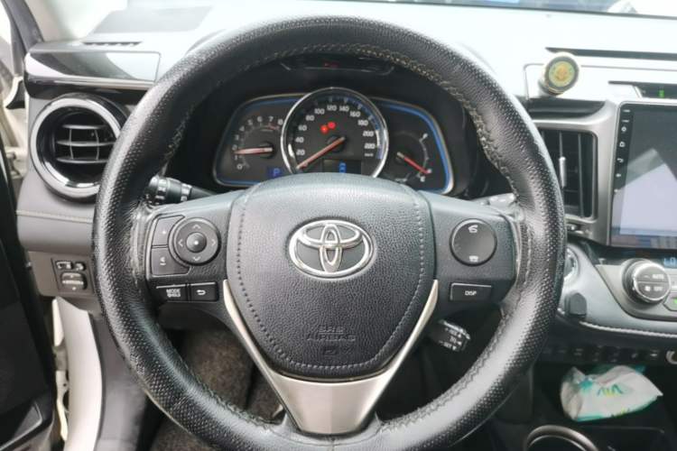 Used Toyota RAV4 2015 2.5L Automatic 4x4 Luxury Edition Steering Wheel