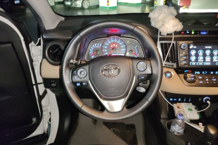 Used Toyota RAV4 2015 2.5L Automatic 4x4 Elite Edition Steering Wheel