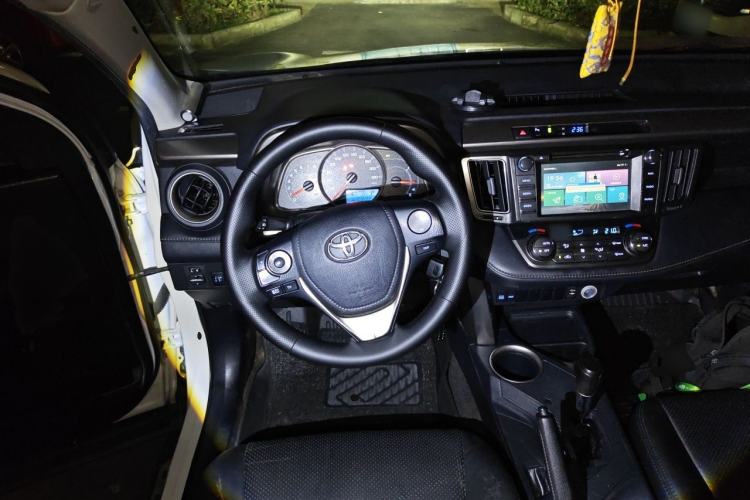 Used Toyota RAV4 2015 2.0L CVT Two-Wheel Drive Fashion Edition Steering Wheel