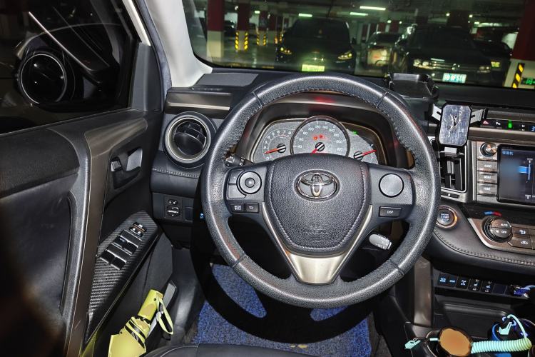 Used Toyota RAV4 2015 2.5L Automatic 4x4 Elite Edition Steering Wheel