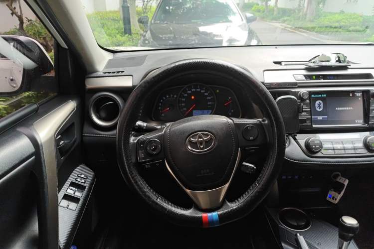 Used Toyota RAV4 2015 2.5L Automatic 4x4 Elite Edition Steering Wheel