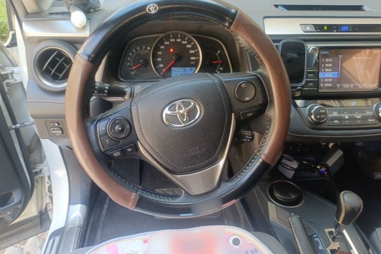 Used Toyota RAV4 2015 2.5L Automatic 4x4 Elite Edition Steering Wheel