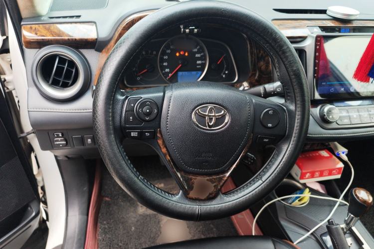 Used Toyota RAV4 2015 2.5L Automatic 4x4 Elite Edition Steering Wheel