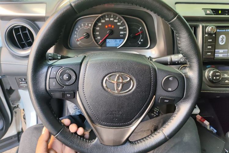 Used Toyota RAV4 2015 2.5L Automatic 4x4 Elite Edition Steering Wheel