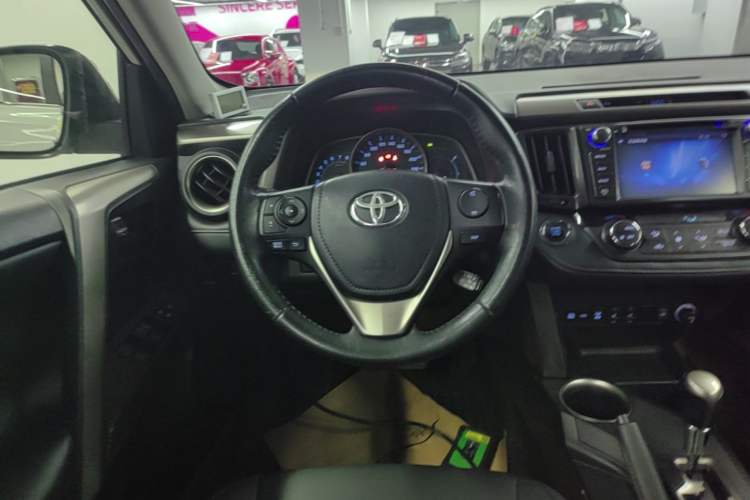 Used Toyota RAV4 2015 2.5L Automatic 4x4 Elite Edition Steering Wheel