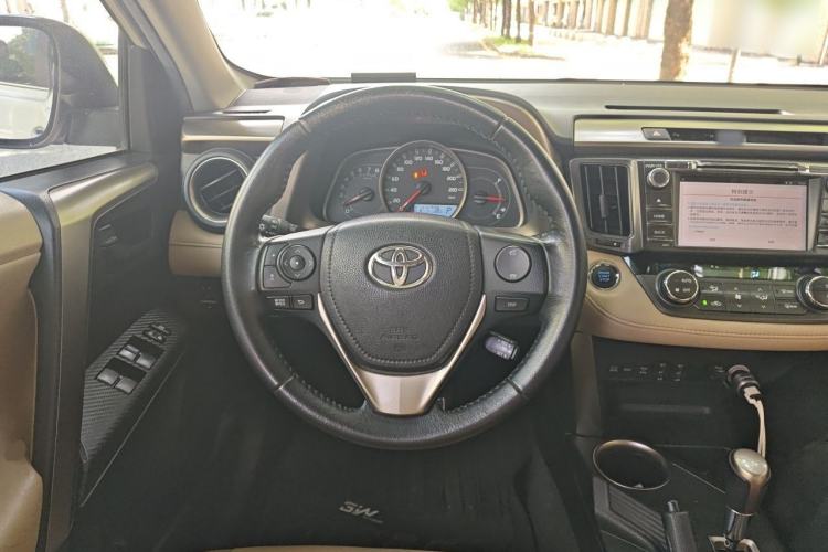 Used Toyota RAV4 2015 2.5L Automatic 4x4 Elite Edition Steering Wheel