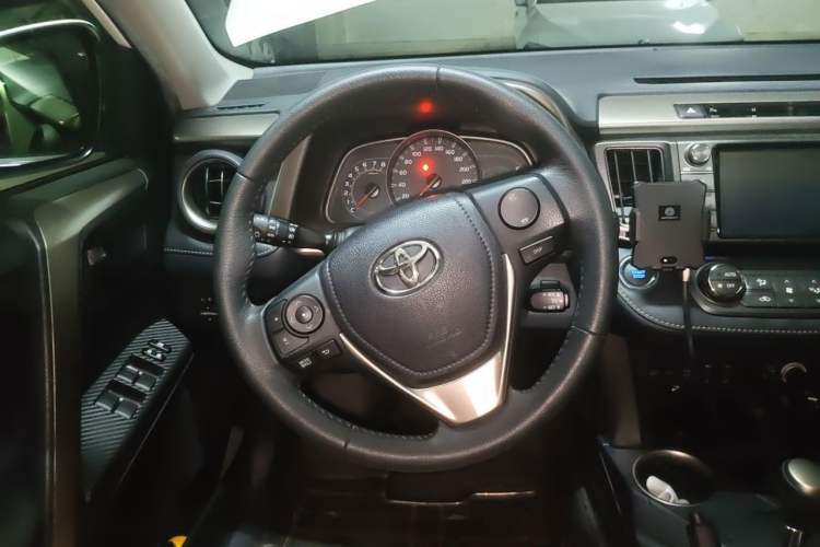 Used Toyota RAV4 2015 2.5L Automatic 4x4 Elite Edition Steering Wheel