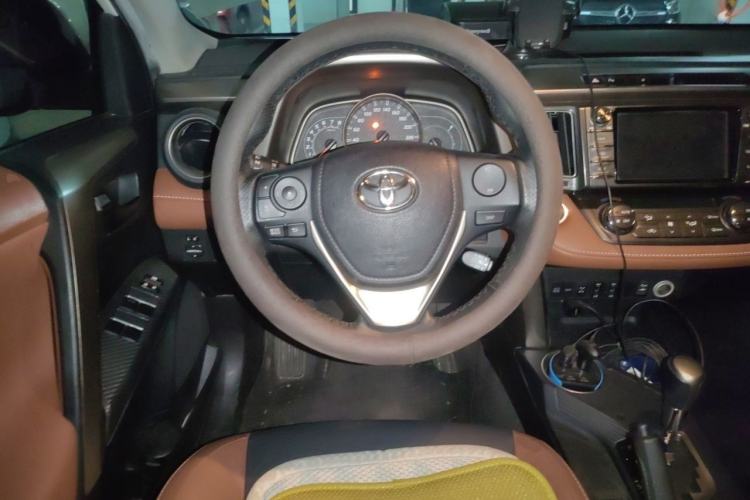Used Toyota RAV4 2015 2.5L Automatic 4x4 Elite Edition Steering Wheel